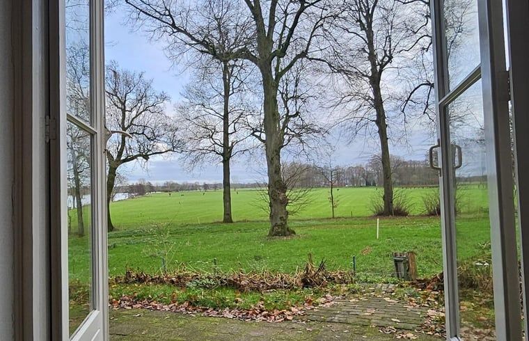 Panoramablick vom Cottage in Geijsteren, Nord-Limburg, auf gruene Felder und Baeume.