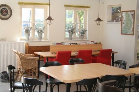 Gezellige eetruimte in Appartement Groen, Blauw of Rood in Horst, Noord Limburg met veel natuurlijk licht.