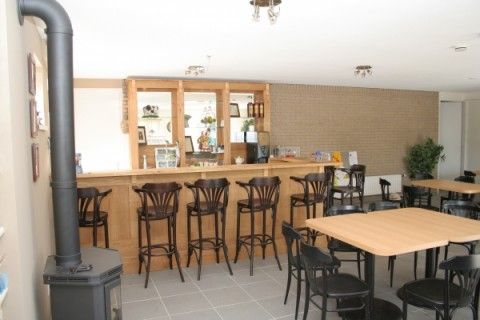 Bar en zitruimte in Appartement Groen, Blauw of Rood in Horst, Limburg, ideaal voor sociale avonden.