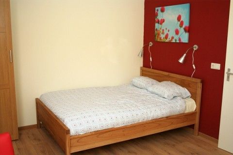 Comfortabele slaapkamer in Appartement Groen, Blauw of Rood in Horst, Noord Limburg met kleurrijke accenten.