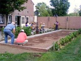 Buitenactiviteiten bij Appartement Groen, Blauw of Rood in Horst, Limburg met jeu de boules baan en zitjes.