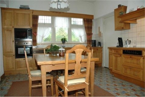 Gemtliche Kche der Ferienvilla Hubertushof in Horst, Nordlimburg, mit Holzmbeln und modernen Gerten.