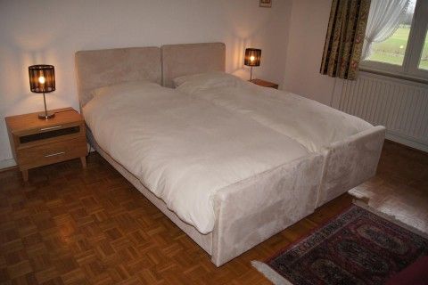 Gemtliches Schlafzimmer in der Ferienvilla Hubertushof, Horst, Nordlimburg, mit Doppelbett und stimmungsvoller Beleuchtung.