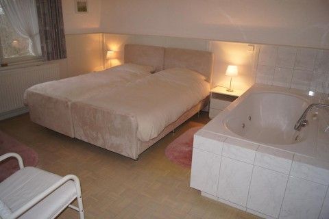 Luxurises Schlafzimmer mit Whirlpool in der Ferienvilla Hubertushof, Horst, Nord-Limburg, fr einen entspannten Aufenthalt.