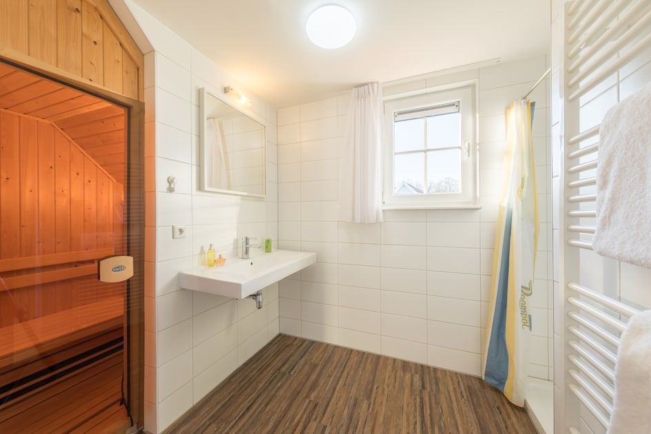 Modern bathroom with sauna in bungalow KVR4B, Arcen, North Limburg. Enjoy luxury and relaxation in this stylish vacation accommodation.