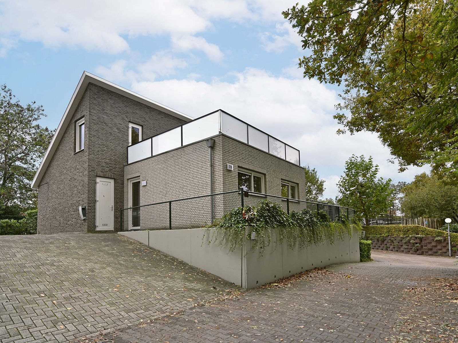 Detached house in Arcen, North Limburg, offers a modern vacation home with spacious driveway and green surroundings for a relaxing stay.