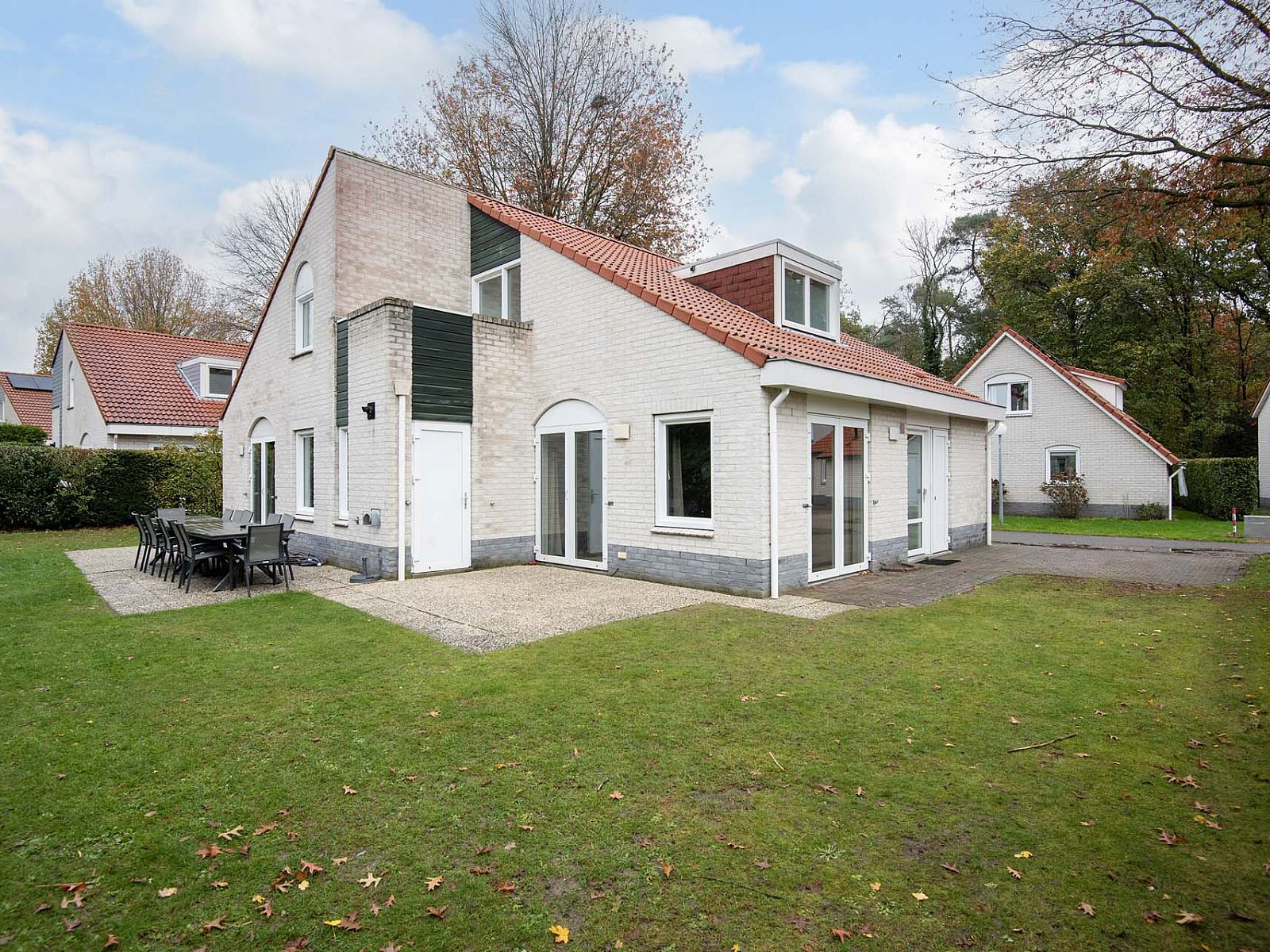 Vrijstaande woning in Arcen, Noord Limburg, biedt een ruim terras en groene omgeving voor een ontspannen vakantieverblijf.