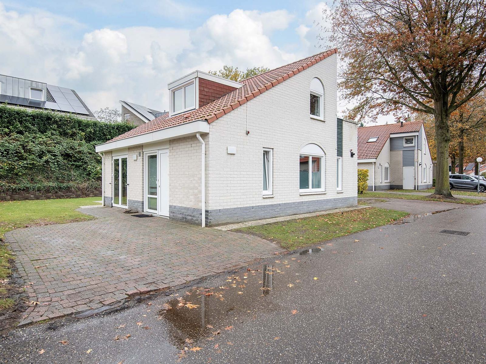 Vrijstaande woning in Arcen, Noord Limburg, biedt een serene vakantie-ervaring met moderne architectuur en groene omgeving.