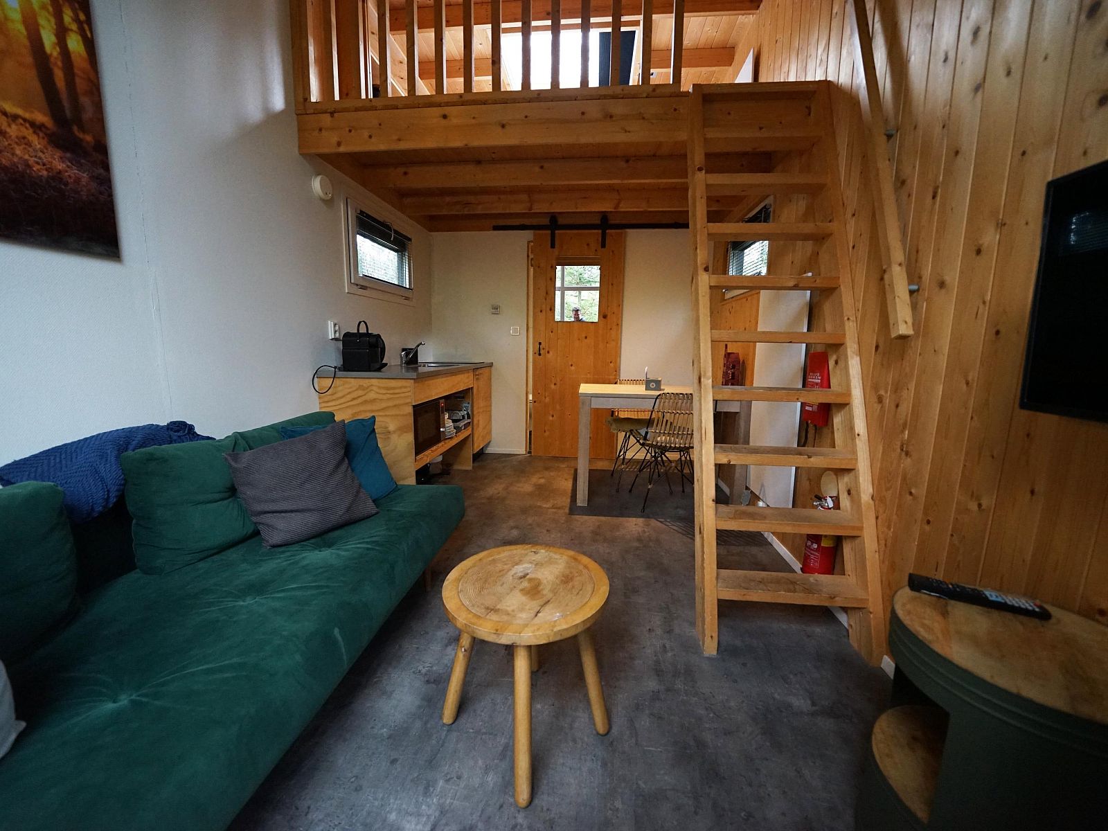 Gemtliches Wohnzimmer im freistehenden Haus in Belfeld, Nord-Limburg. Genieen Sie die gemtliche Atmosphre und die Holzdetails in diesem Ferienhaus.