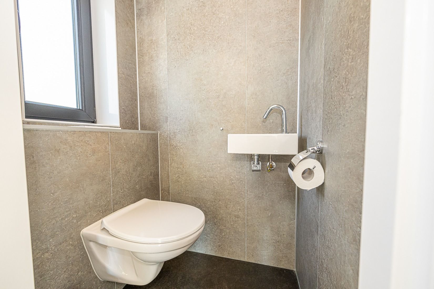 Modernes Badezimmer mit Toilette in einem freistehenden Haus in Belfeld, Nord-Limburg, Limburg.