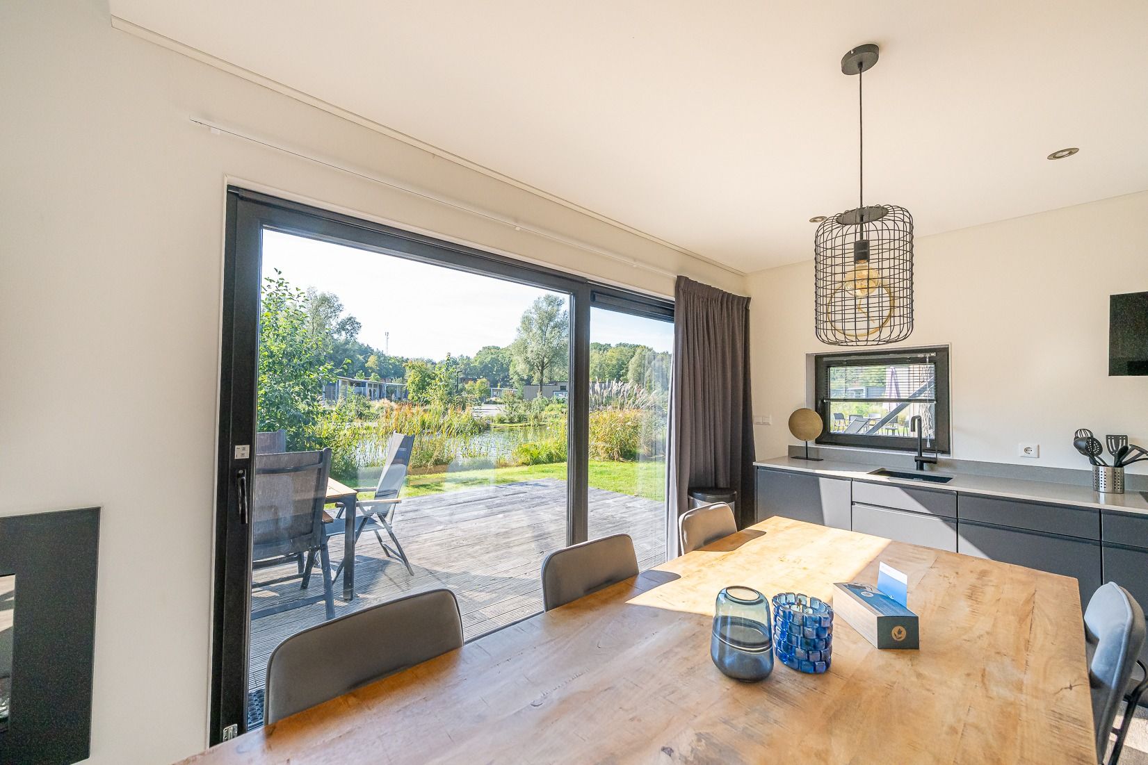 Esszimmer mit Blick auf den Garten im Ferienhaus in Belfeld, Nord-Limburg, Limburg.