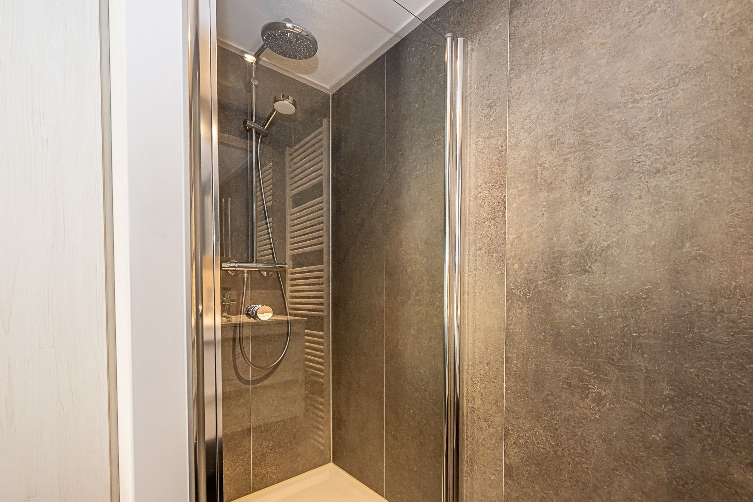 Luxusdusche im Badezimmer eines Ferienhauses in Belfeld, Nord-Limburg, Limburg.