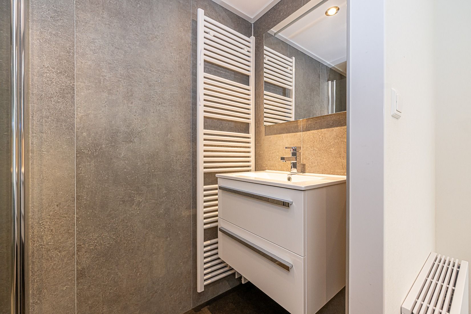 Modernes Waschbecken im Badezimmer eines freistehenden Hauses in Belfeld, Nord-Limburg, Limburg.