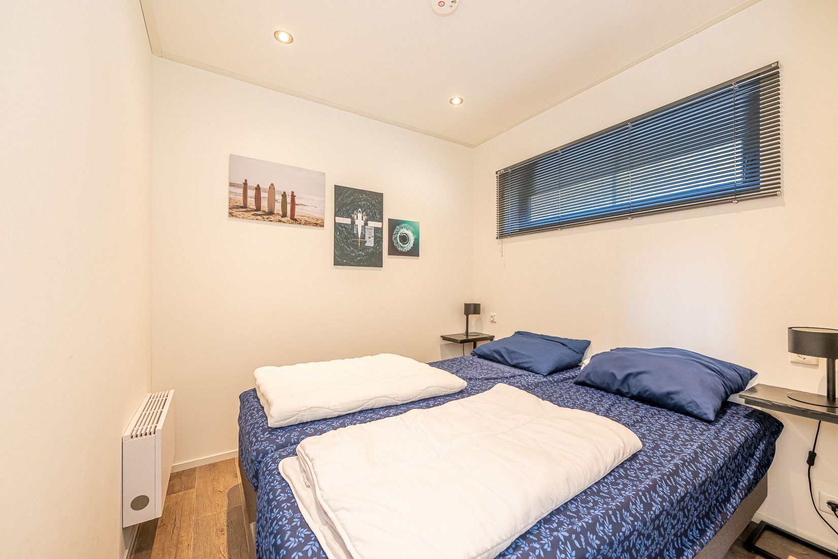 Schlafzimmer mit Kunst an der Wand in einem freistehenden Haus in Belfeld, Nord-Limburg, Limburg.