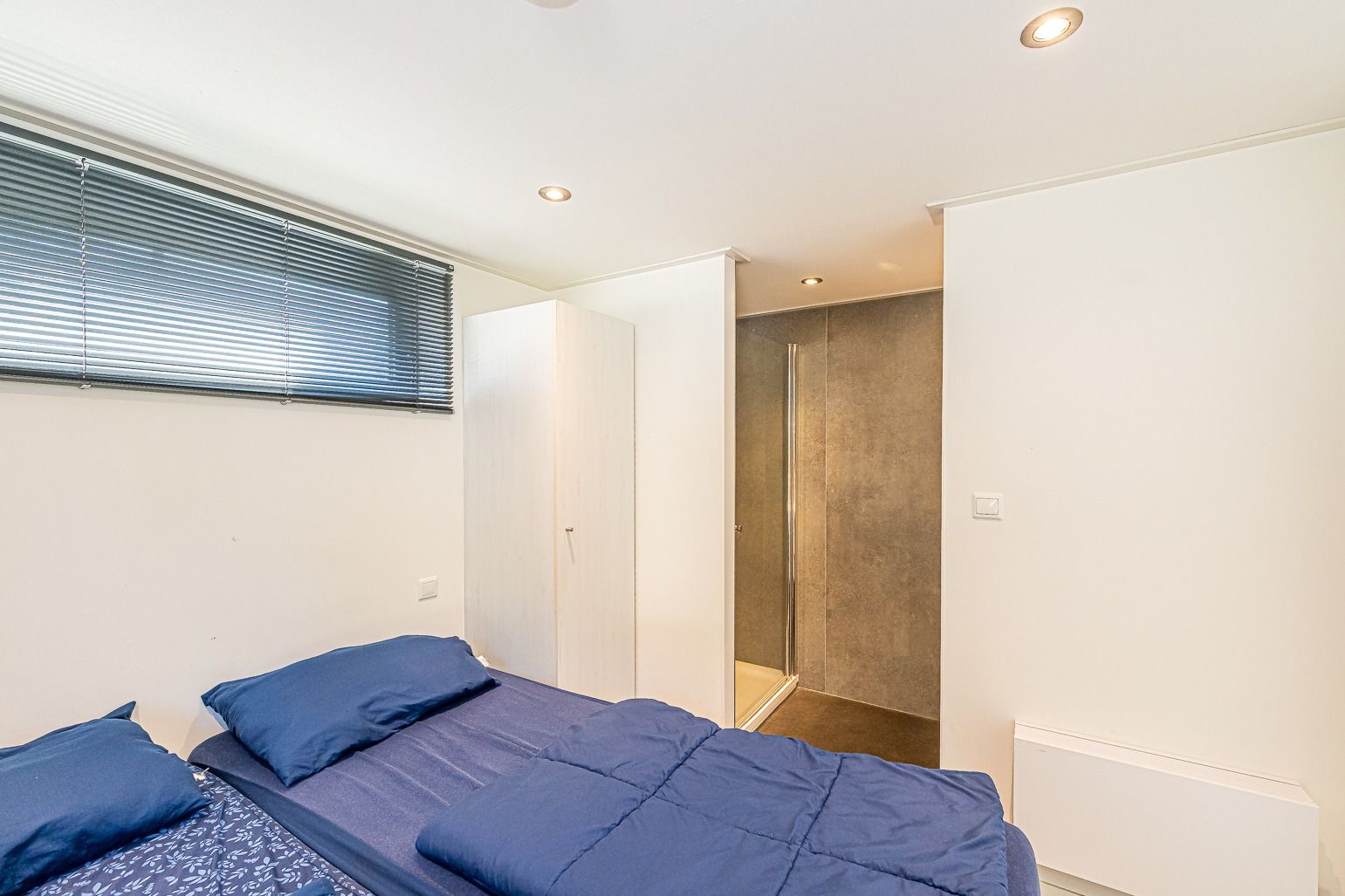 Gerumiges Schlafzimmer mit Doppelbett in einem Ferienhaus in Belfeld, Nord-Limburg, Limburg.