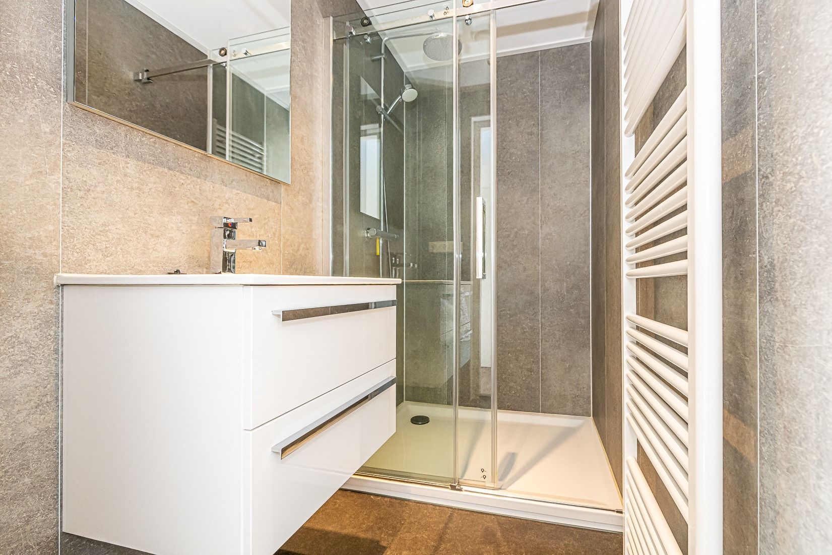 Modernes Badezimmer mit Glasdusche in einem freistehenden Haus in Belfeld, Nord-Limburg, Limburg.