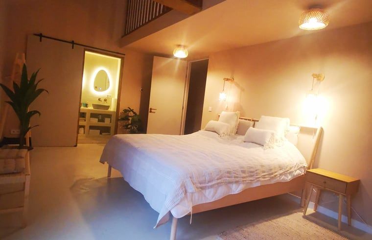 Modernes Badezimmer mit Doppelwaschbecken in einem Ferienhaus in Amerika, Nord-Limburg.