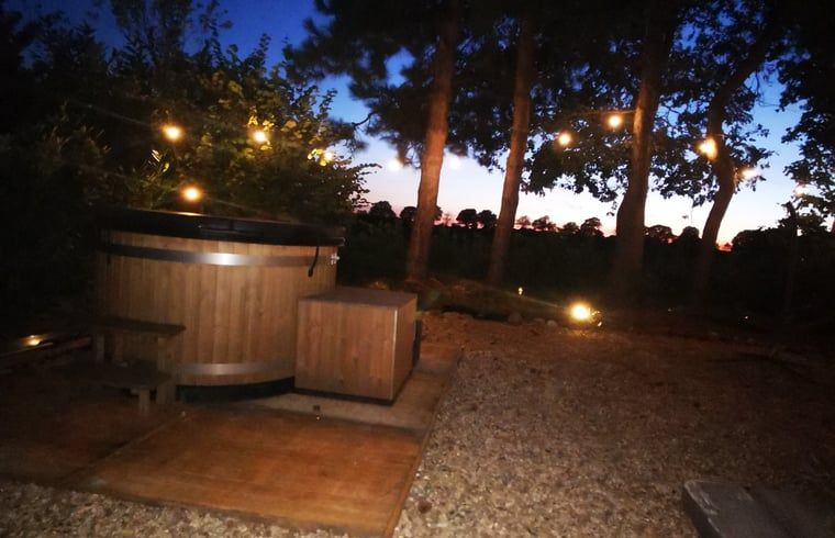 Hoelzerne Inneneinrichtung der Sauna in einem Ferienhaus in Amerika, Limburg.