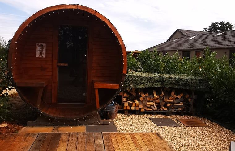Blumen und Pflanzen schmuecken den Garten des Ferienhauses in Amerika, Limburg.