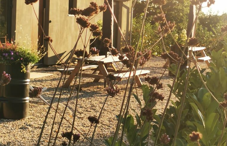 Beleuchteter Gartenweg in einem Ferienhaus in Amerika, Nord-Limburg.