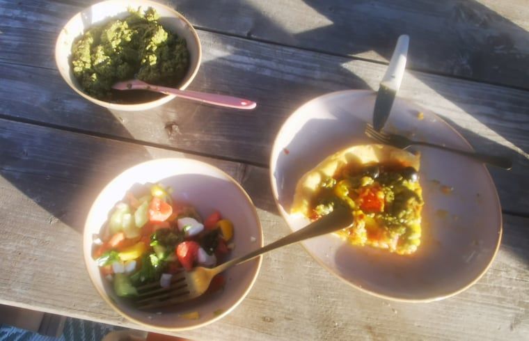 Stilvoller Spiegel und Pflanze in einem Ferienhaus in Amerika, Nord-Limburg.