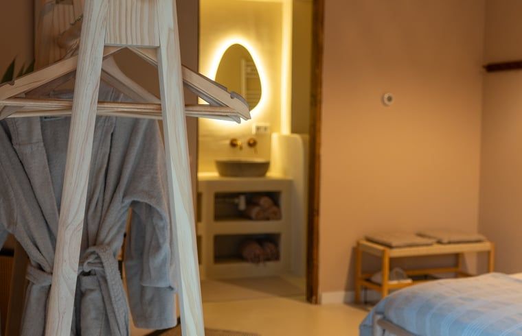 Cozy bedroom in Holiday Home in America, North Limburg, with comfortable beds and cozy lamps.