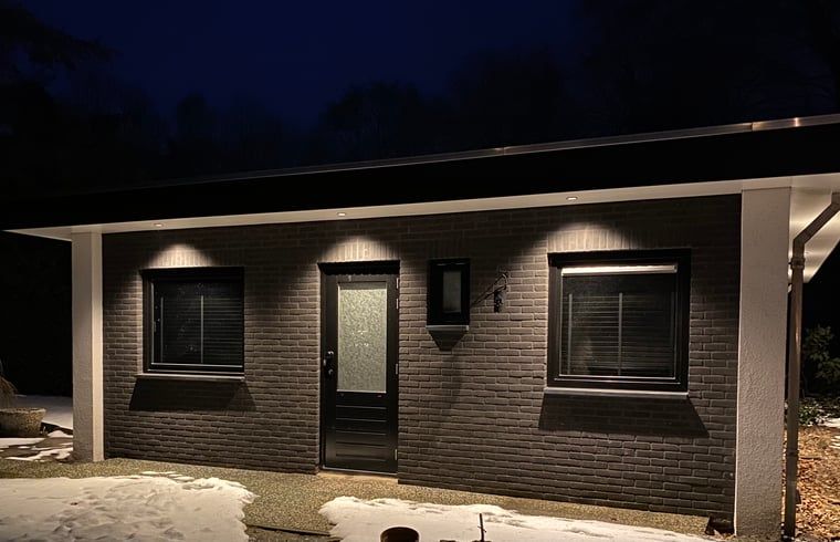 Beleuchtete Fassade von Cottage in Heijen, Ferienhaus in Nord-Limburg, Limburg.