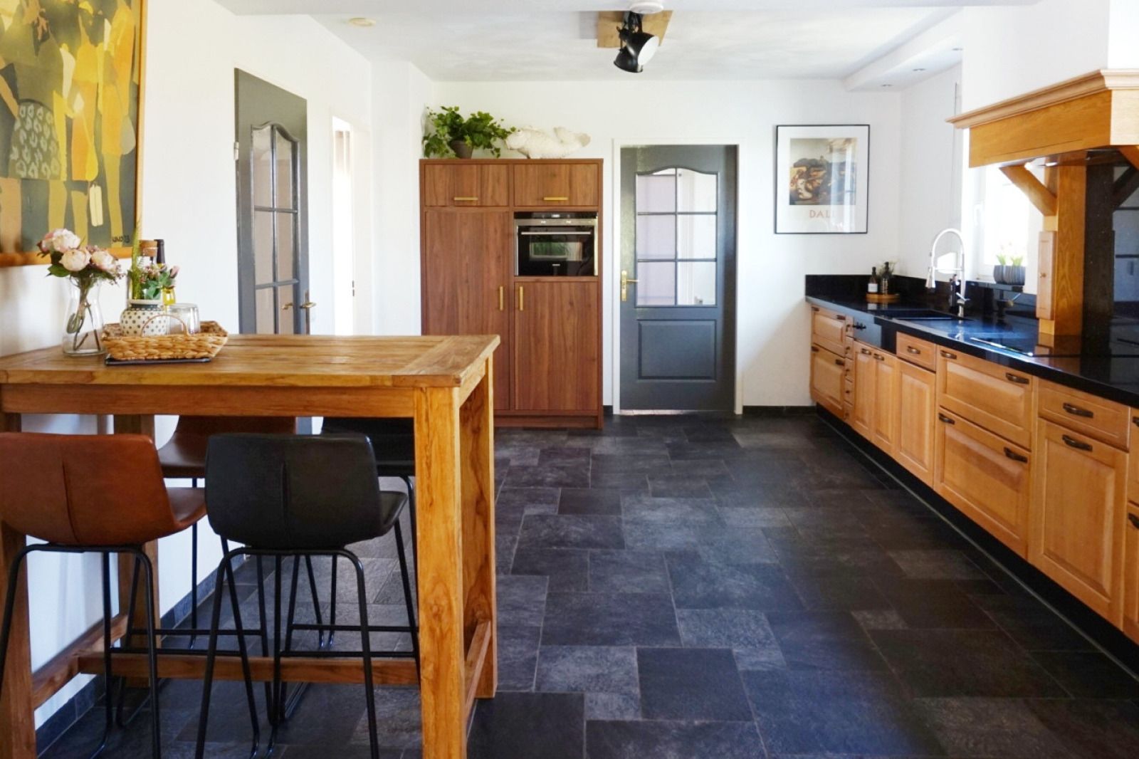 Stylish kitchen of vacation home L185 in Baarlo, North Limburg, with modern appliances and cozy dining area.