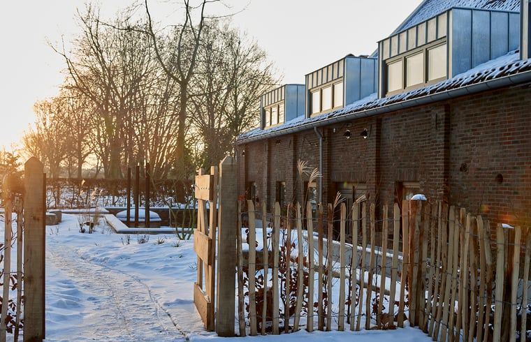 Gemuetlicher Innenbereich des Ferienhauses in Baarlo, Nord-Limburg, mit Holzbalken und stimmungsvoller Beleuchtung, ideal fuer einen entspannten Aufenthalt.