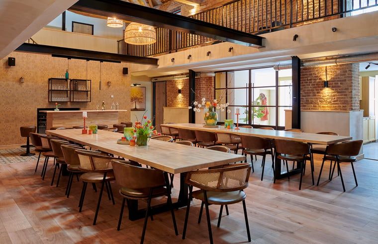 Gemuetliches Wohnzimmer im Ferienhaus in Baarlo, Nord-Limburg mit stilvoller Einrichtung und bequemem Ecksofa.