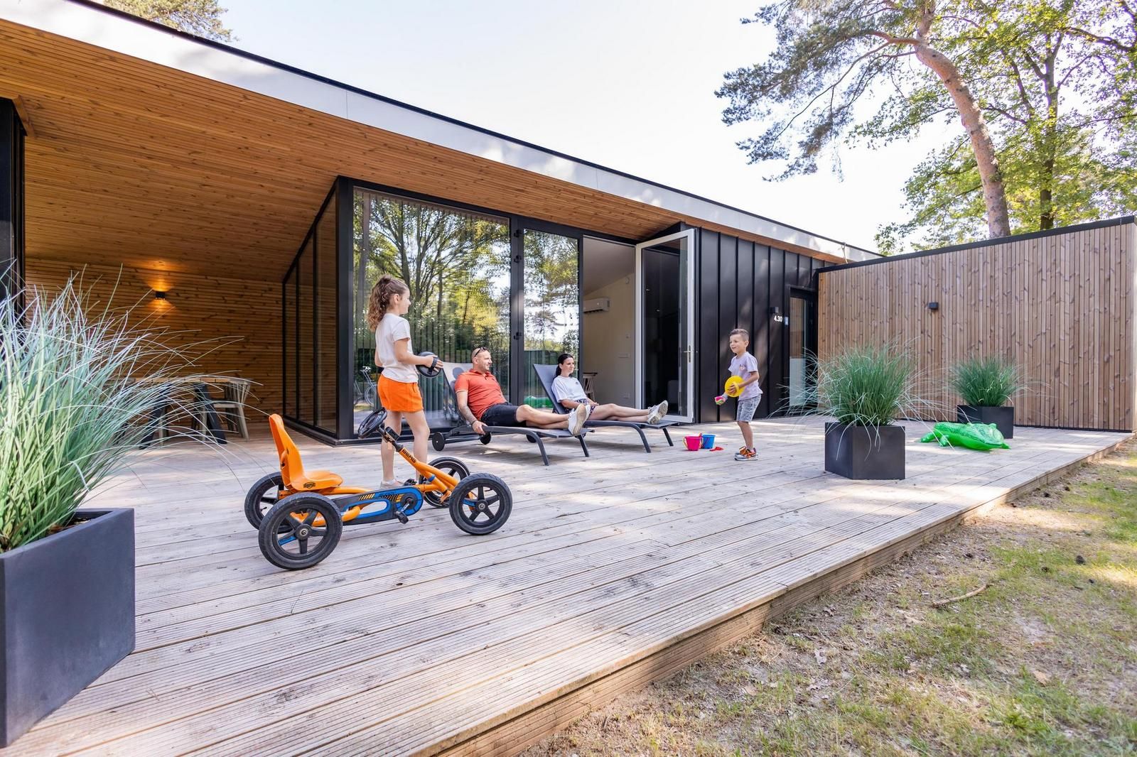 Gezellige veranda bij Bos Cottage in Maasbree, Noord Limburg, perfect voor families in dit vakantiehuis voor 6 personen.