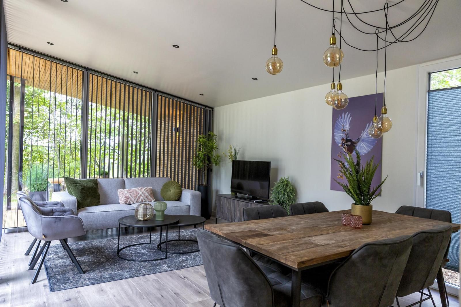Stijlvolle woonkamer van Bos Cottage in Maasbree, Noord Limburg, een knus vakantiehuis voor 6 personen met modern design.