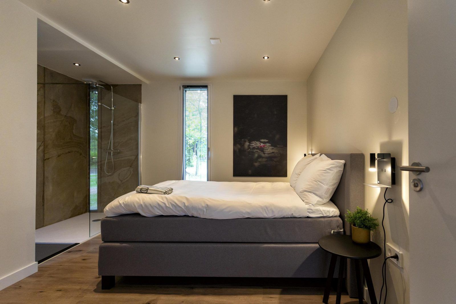 Comfortabele slaapkamer in Bos Cottage, Maasbree, Noord Limburg, ideaal vakantiehuis voor 6 personen met luxe voorzieningen.