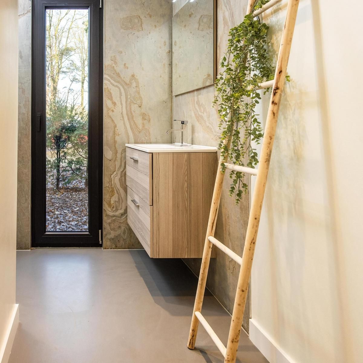 Moderne badkamer in Bos Cottage, Maasbree, Noord Limburg, een vakantiehuis voor 6 personen met natuursteen accenten.
