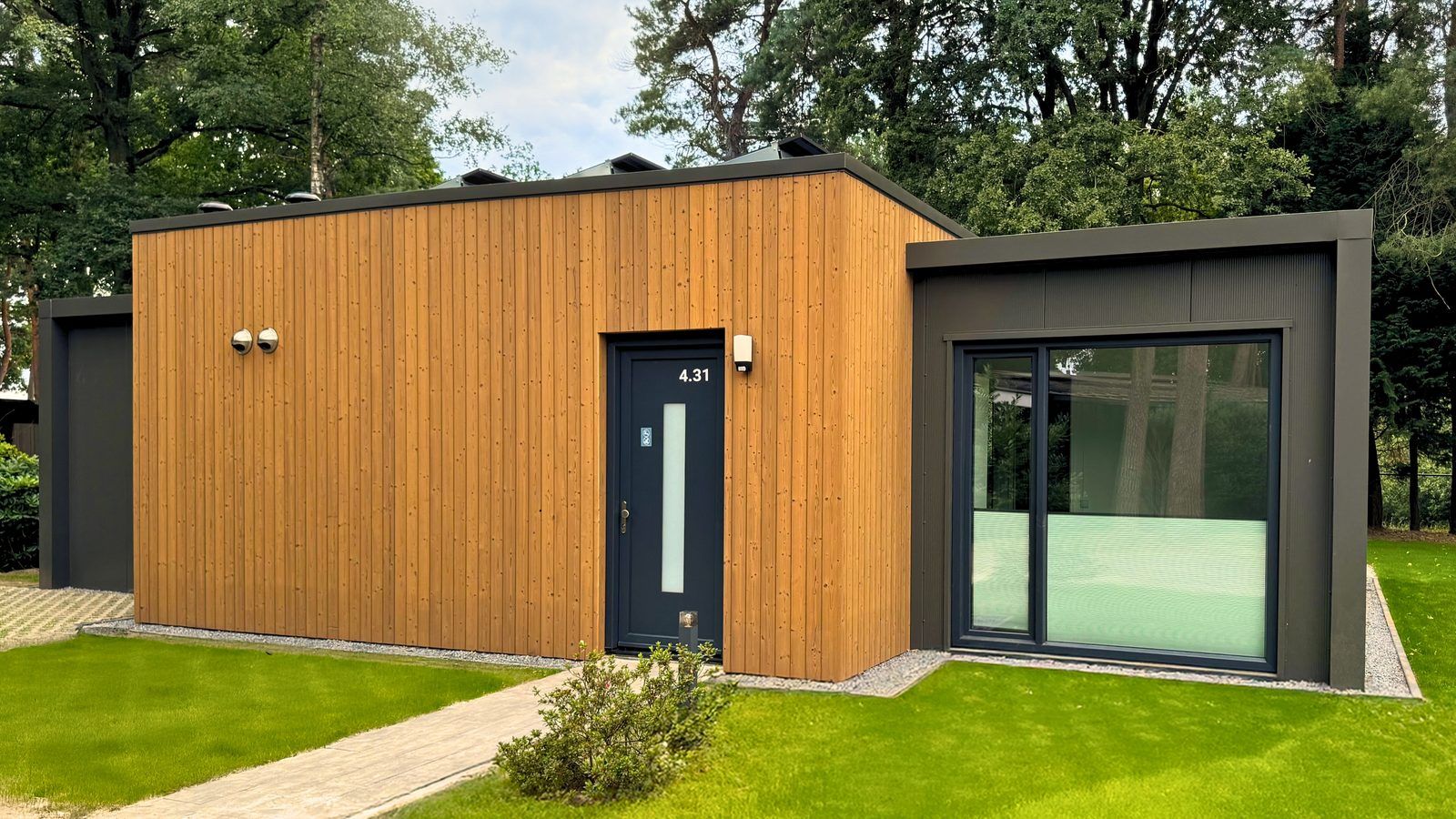 Bos Lodge in Maasbree, Noord Limburg, biedt ruimte voor 8 personen in een modern vakantiehuis omringd door groene natuur.