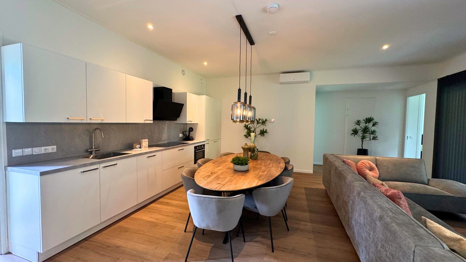 Moderne keuken en eetruimte in Bos Lodge, vakantiehuis voor 8 personen in Maasbree, Noord Limburg. Gezellig interieur met houten tafel.