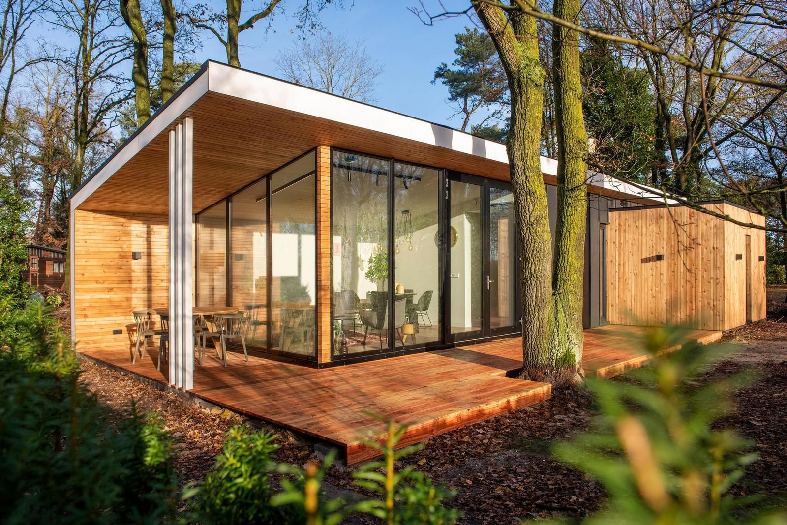 Waldhaeuschen mit Sauna und Whirlpool in Maasbree, Nord-Limburg. Geniessen Sie die moderne Veranda dieses schoenen Ferienhauses fuer 4 Personen.
