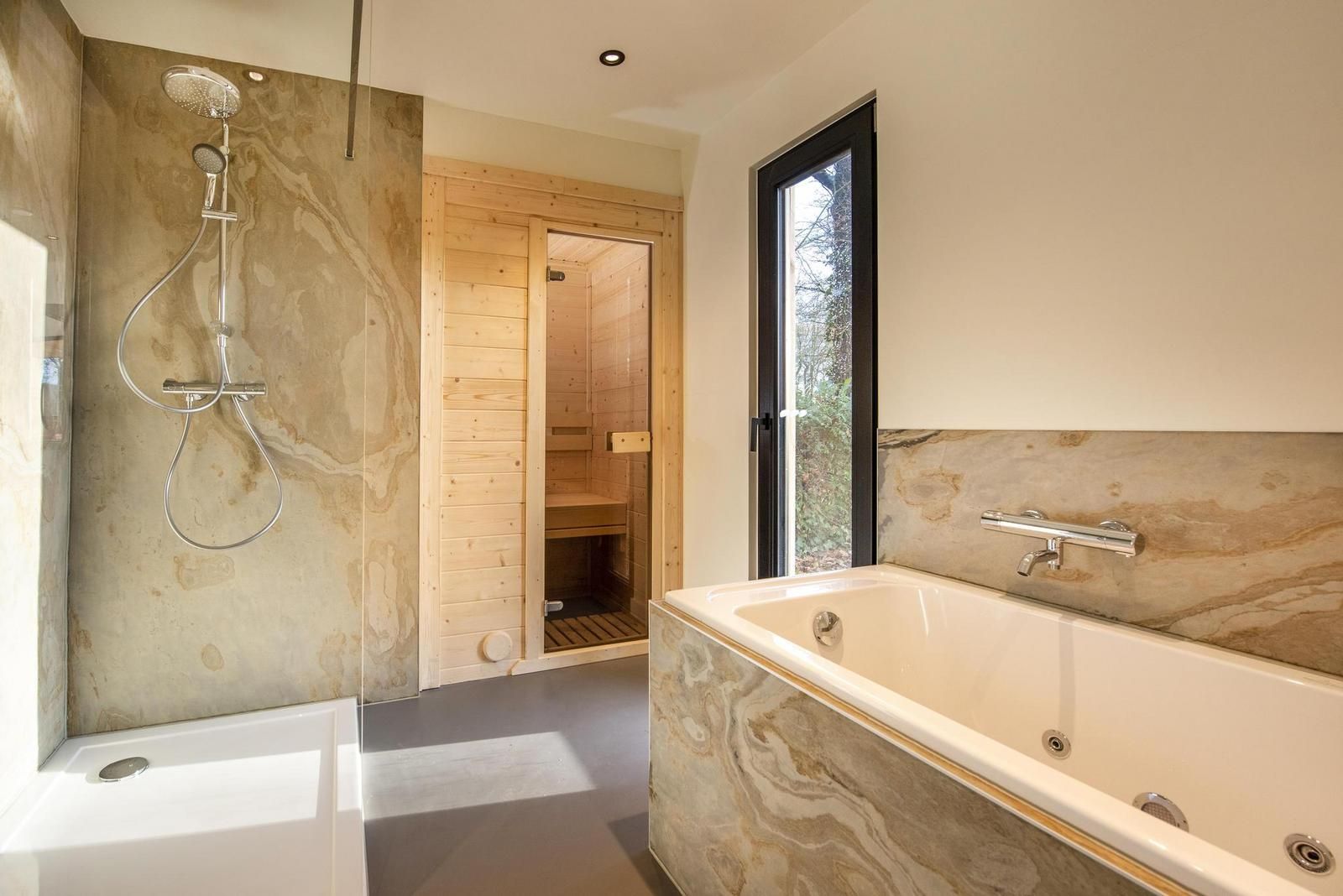 Entspannen Sie sich im luxurioesen Badezimmer von Bos Cottage mit Sauna und Whirlpool in Maasbree, Nord-Limburg. Geniessen Sie die Ruhe und die Natur in diesem Ferienhaus.