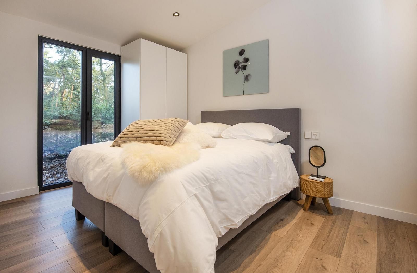 Attraktives Schlafzimmer in Bos Cottage mit Sauna und Whirlpool in Maasbree, Nord-Limburg. Geniessen Sie Komfort und Natur in diesem Ferienhaus.