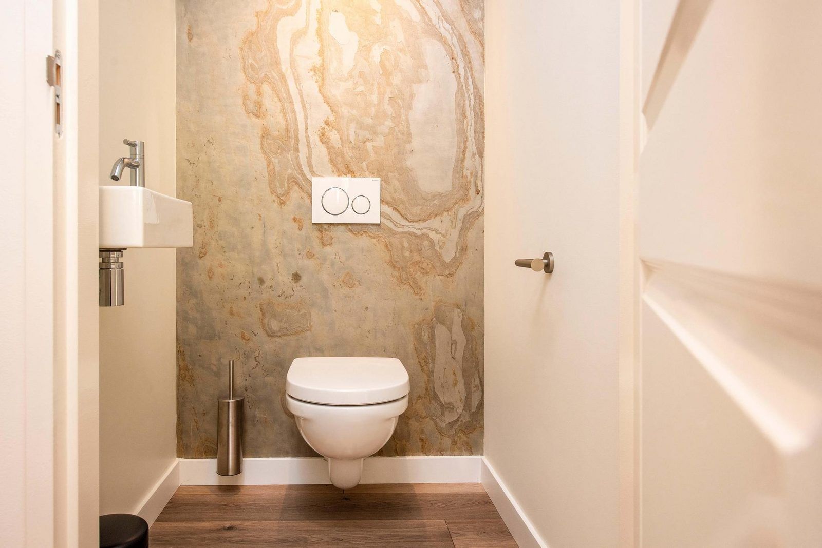 Modernes Badezimmer im Waldhaeuschen mit Sauna und Whirlpool in Maasbree, Nord-Limburg. Ferienhaus fuer 4 Personen mit luxurioesen Annehmlichkeiten.