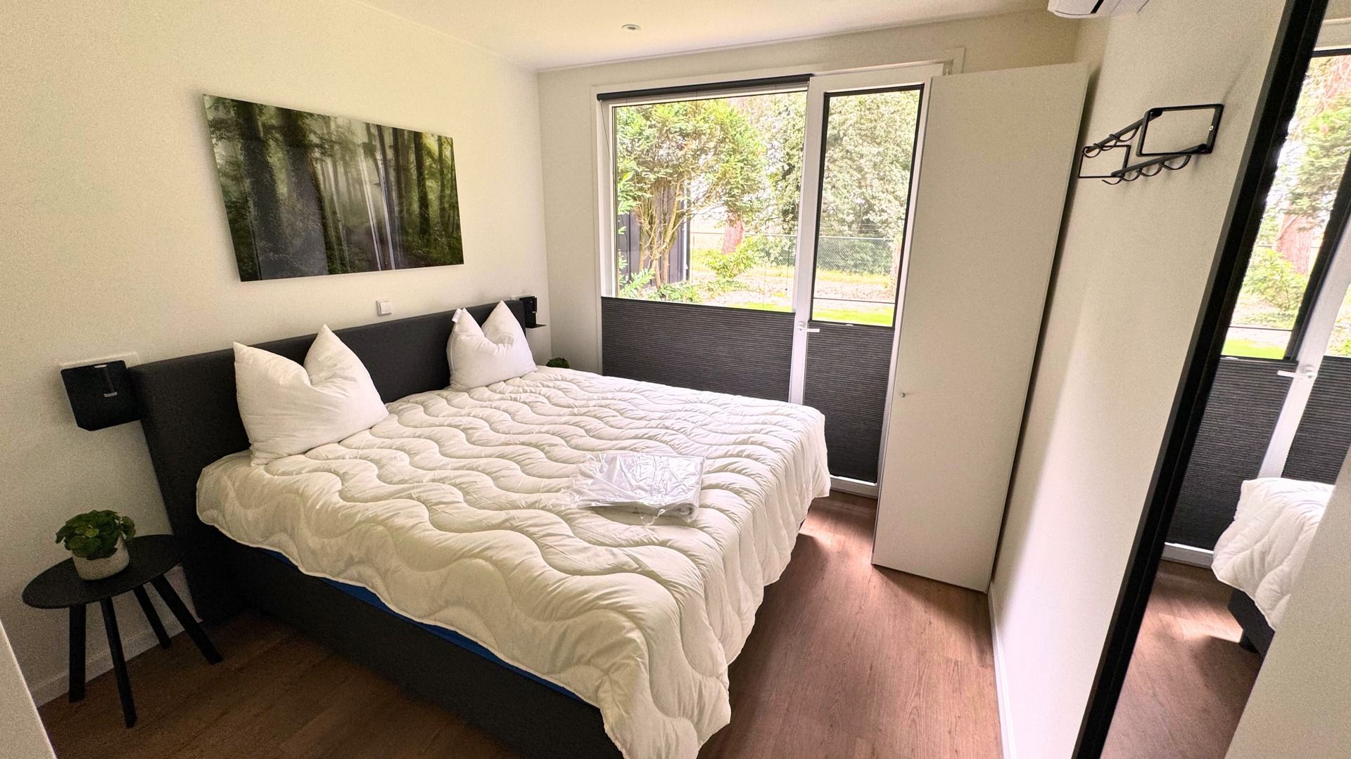 Das komfortable Schlafzimmer in dem freistehenden Haus in Maasbree, Nord-Limburg, bietet eine entspannende Atmosphre fr Gste.