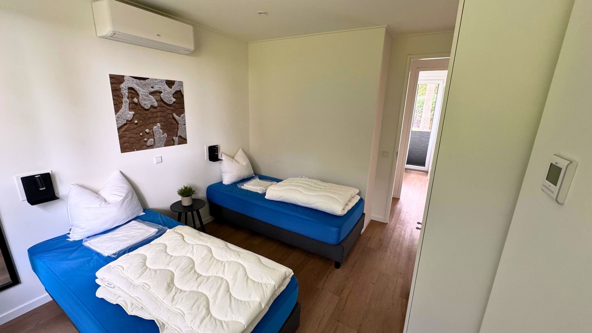 Zweites Schlafzimmer im freistehenden Haus in Maasbree, Limburg, mit zwei Einzelbetten und frischem Mobiliar.