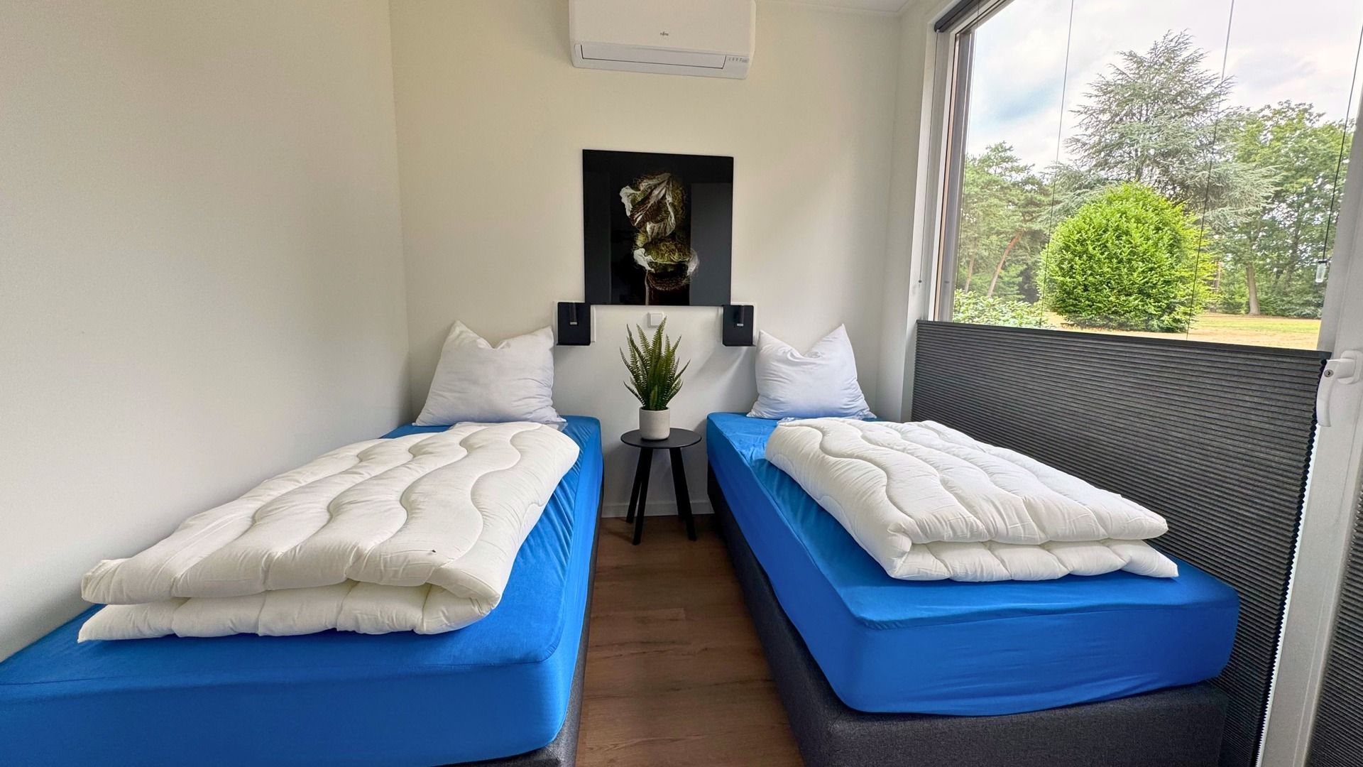 Schlafzimmer mit Aussicht in einem freistehenden Haus in Maasbree, Nord-Limburg, bietet eine ruhige Umgebung zur Entspannung.