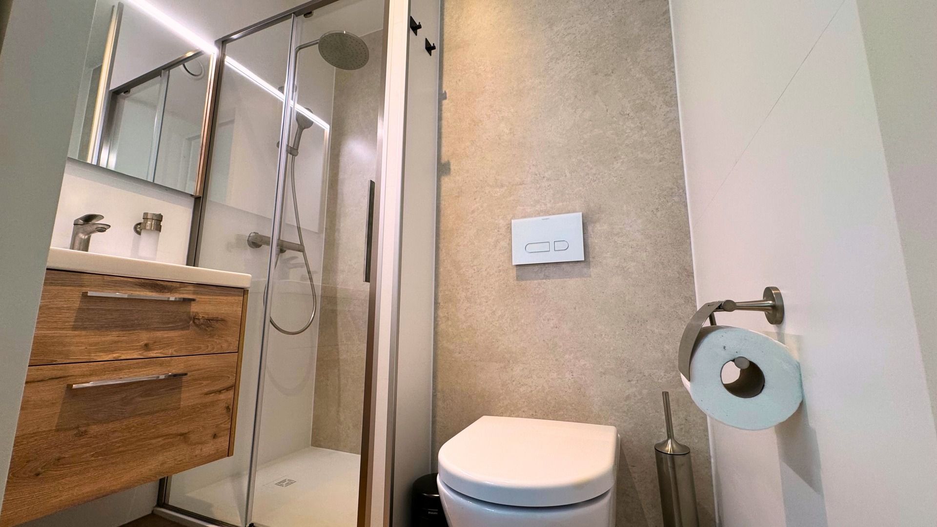 Modernes Badezimmer in einem Einfamilienhaus in Maasbree, Limburg, mit luxuriser Dusche und stilvollem Finish.