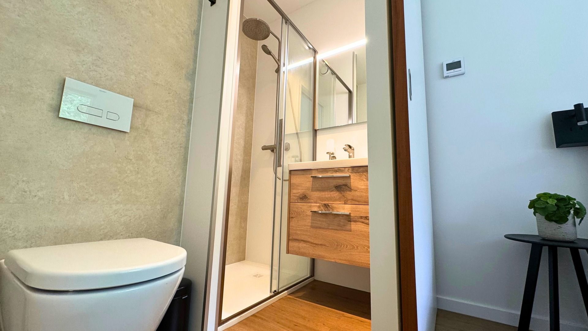 Zweites Badezimmer in einem freistehenden Haus in Maasbree, Nord-Limburg, bietet Komfort und Modernitt fr Gste.