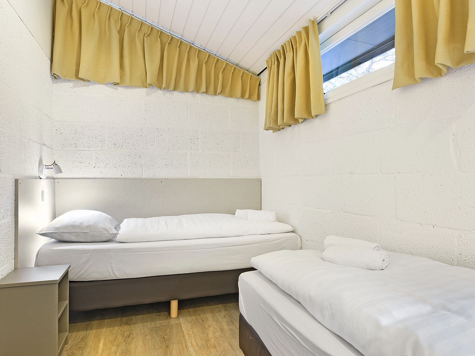 Gezellige slaapkamer in De Lommerbergen 4-persoons bungalow 4B4PT in Reuver, Noord Limburg, met comfortabele bedden en natuurlijke lichtinval.