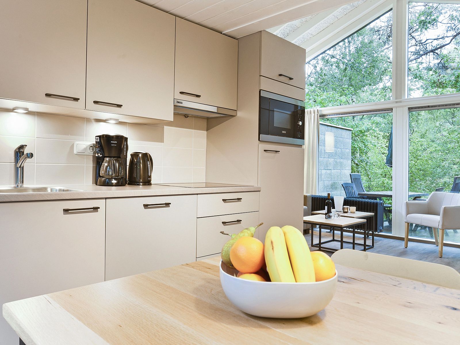 Moderne keuken in De Lommerbergen 4-persoons bungalow in Reuver, Noord Limburg, met uitzicht op terras en natuurlijke omgeving.