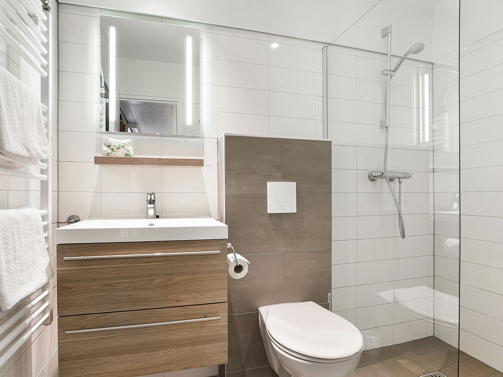 Moderne badkamer in De Lommerbergen 4-persoons bungalow 4B4PT, gelegen in Reuver, Noord Limburg, met luxe voorzieningen en stijlvolle afwerking.