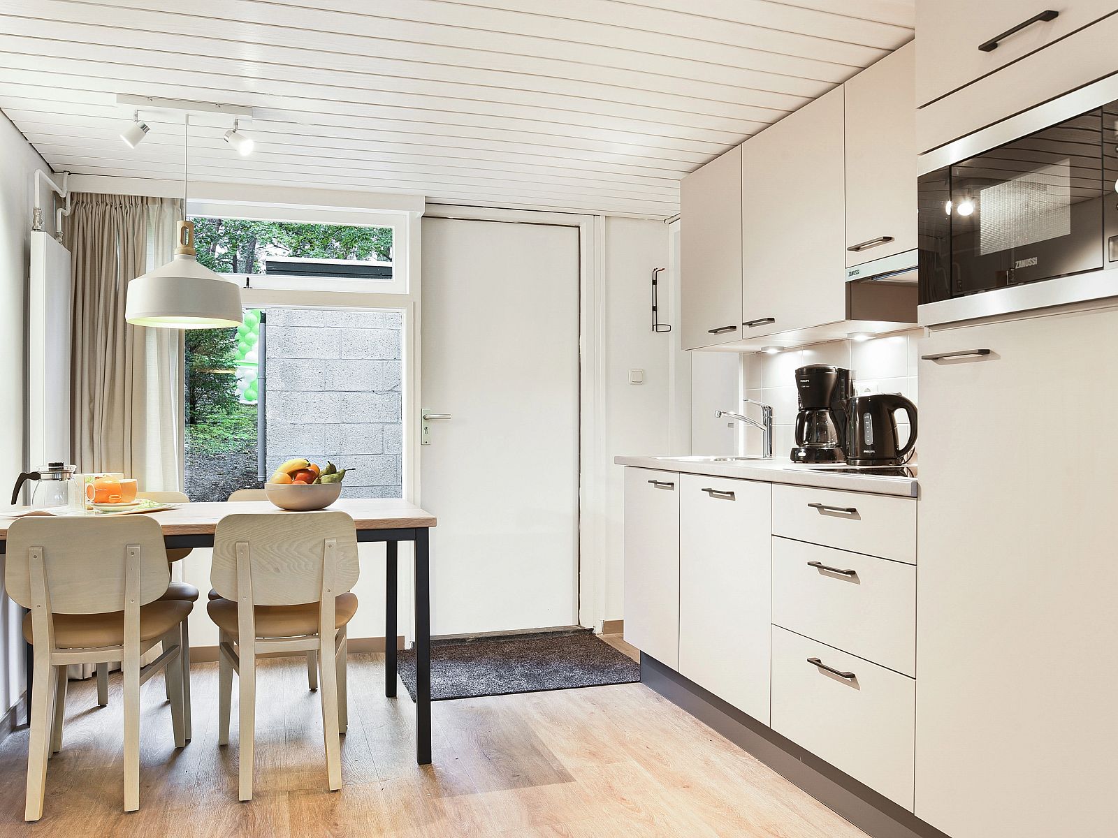 Moderne keuken en eetruimte in De Lommerbergen 4-persoons bungalow 4B4PT, Reuver, Noord Limburg, perfect voor een gezellige vakantie.