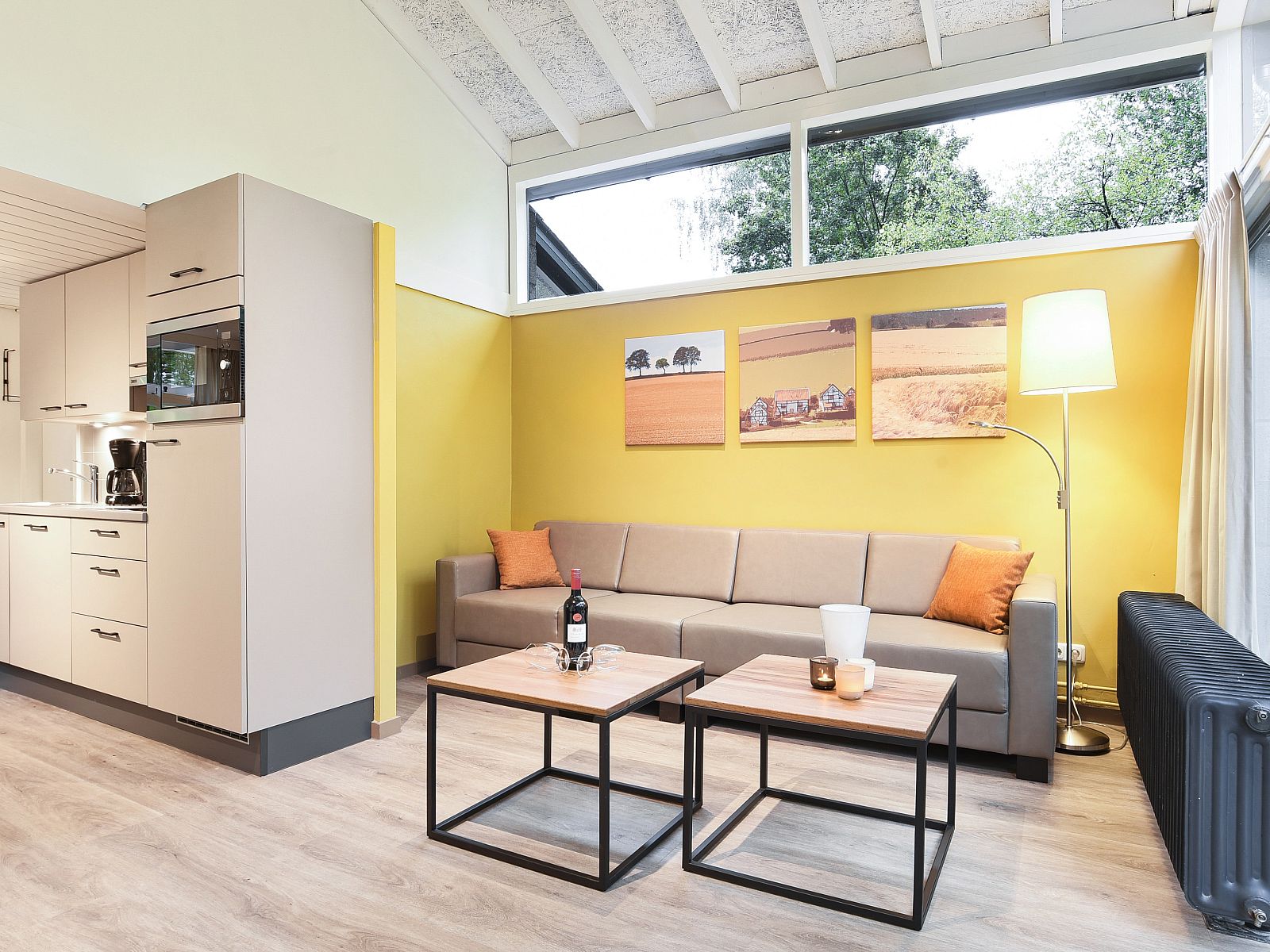 Gezellige woonkamer in De Lommerbergen 4-persoons bungalow 4B4PT, Reuver, Noord Limburg met moderne inrichting en uitzicht op de natuur.